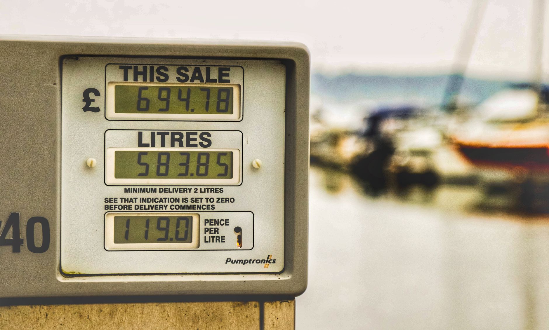 Diesel prawie 9 zł za litr. Benzyna bliska 8. Jak oszczędzać w paliwie w 2026?